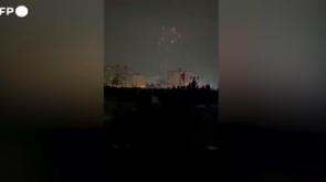 Teheran, manifestanti radunati in piazza Punak: fuochi d'artificio in cielo