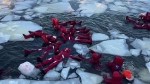 Bizzarrie invernali a Mosca, relax nelle acque ghiacciate della Moscova