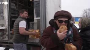 Un fornaio francese sforna pagnotte per stare vicino al popolo ucraino - Video