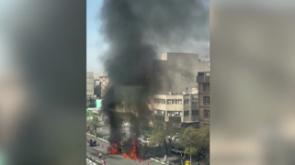 Teheran, attacchi israeliani mirati contro membri dei Basij: le immagini "in diretta" 