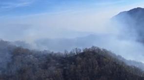 Incendio sull'Appennino tosco-emiliano: in fiamme almeno 40 ettari, riprendono i lanci di acqua - Video