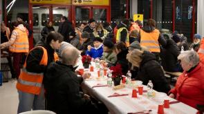 La cena per i poveri e i senzatetto: in stazione una serata che scalda il cuore
