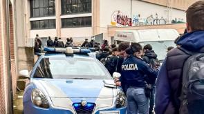 Polizia davanti alla scuola. Un preside: &laquo;Il questore ci ha ascoltato&raquo;