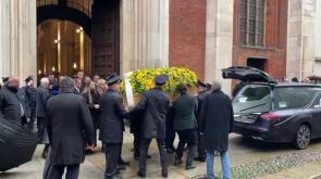 Conclusi i funerali di Ornella Vanoni, l'abbraccio di Milano
