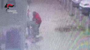 Tenta di rapire un bambino di 5 anni al supermercato a Caivano: il video