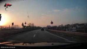 Due giovani in fuga a 200 all'ora, avevano della droga: arrestati a Napoli  - Video