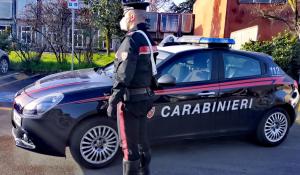 Violenza al supermercato, il furto si trasforma in rapina. Aggredito il vigilante intervenuto. Arrestato 32enne