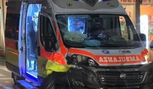 Scontro tra due auto in viale Fratti, due feriti