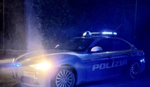 Finisce nel fosso con l'auto, poi si scaglia contro i sanitari e i poliziotti, minacce, sputi e calci: denunciato