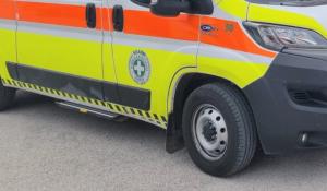 Perde il controllo dell'auto e si schianta contro un albero