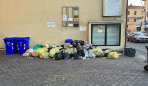 Parma, scene di ordinaria incivilt&agrave; nella gestione dei rifiuti