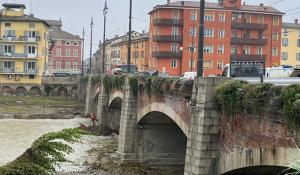 22enne aggredito e ferito con un arma da taglio sul ponte di Mezzo