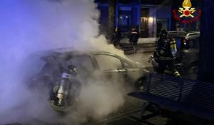 Tangenziale Nord, auto a Gpl in fiamme tra via Mantova e via Emilia: vigili del fuoco in azione