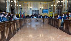 Il degrado in centro accende il consiglio comunale: scintille Vignali-Alinovi