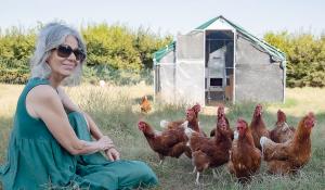 Monica Bobba con alcune delle sue galline salvate dagli allevamenti intensivi 