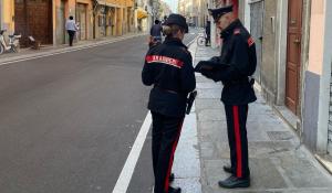 Violenza al supermercato, il furto si trasforma in rapina. Aggredito il vigilante intervenuto. Arrestato 32enne