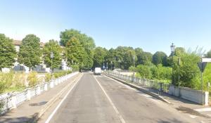 Scontro auto-scooter sul ponte dei Carrettieri in via Po: ferita una 17enne