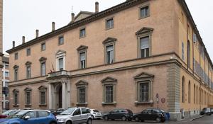 Al processo mostrano la foto di uno dei neonati sepolti: Chiara Petrolini esce dall'aula. Durante la testimonianza il maresciallo dei carabinieri si commuove