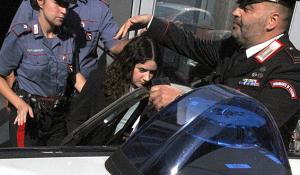 Al processo mostrano la foto di uno dei neonati sepolti: Chiara Petrolini esce dall'aula. Durante la testimonianza il maresciallo dei carabinieri si commuove