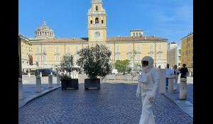 Un'astronauta in giro per la città