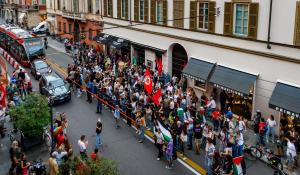 Momenti di tensione durante una manifestazione pro Pal davanti alla prefettura