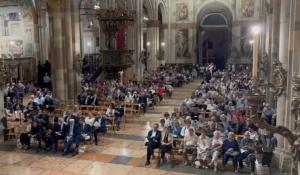 Tanti fedeli in duomo per la veglia di preghiera per il Medio Oriente con il cardinale Zuppi e il vescovo Solmi - Video