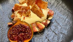 Catalana al mascarpone, insalata di fichi e prosciutto