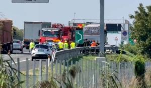 Perde il controllo del veicolo e si scontra con un camion in sosta sull'A1: deceduto il conducente dell'auto