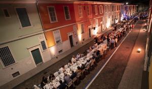 Via Salute è il cuore della parmigianità: tutti a tavola con "una notte di fine estate" - Le foto