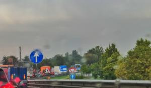 Auto schiacciata da un camion, code in tangenziale nord (verso Reggio)