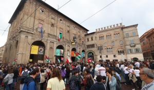 Manifestazione in piazza contro la guerra