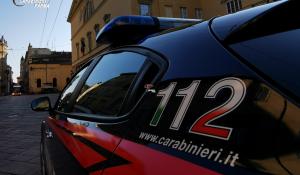 Parma: coppia sorpresa a rubare capi d’abbigliamento in un negozio del centro. Il vigilante li scopre e loro lo aggrediscono per darsi alla fuga. 28enne e 45enne arrestati per rapina