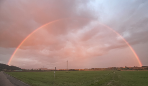Un arcobaleno colora le colline di Salso - La foto