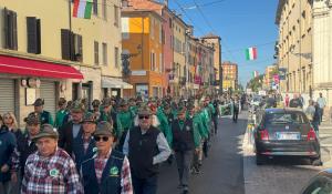 Piazza Garibaldi invasa dalle penne nere