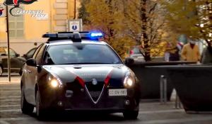 Dorme in un cassonetto dei rifiuti e viene scambiato per un cadavere da un passante. Arrestato 30enne straniero, espulso nel 2023 e rientrato irregolarmente in Italia.