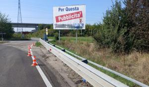 Rimossi i cartelli pubblicitari abusivi in diverse zone di Parma: fioccano multe