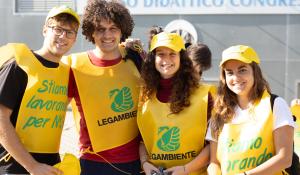 Giovani studenti in azione per pulire il campus - Le foto