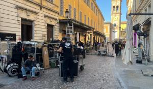 Via Cavour transennata: un bar diventa il set per uno spot - Le foto