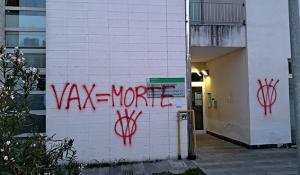 Scritta no vax sui muri