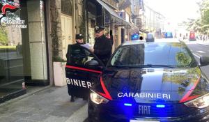 Parma: furti e minacce in un negozio del centro, una commessa vede il presunto responsabile camminare in città e dopo averlo riconosciuto lo segnala ai carabinieri. Denunciato 30enne straniero