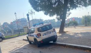 "Via Pontremoli, l'auto dei vigili arriva in contromano e parcheggia sul marciapiede... Non è un buon esempio per i cittadini"
