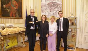 Il console francese in visita nella "piccola Parigi": visita in municipio