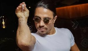 La caduta di Salt Bae, il suo impero si sta sgretolando: buco da 5 milioni di sterline e chiusure di locali