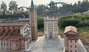 La piccola (in tutti i sensi) Parigi brilla nel parco giochi: nostalgia parmigiana a Leolandia (Le foto)