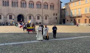 La processione dal Battistero al Duomo presieduta dal vescovo Solmi
