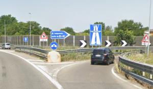 Auto contromano in tangenziale nord si scontra con un furgone: un ferito. Lunghe code
