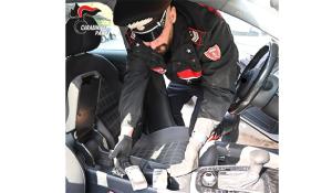 Parma: fermato per una manovra azzardata con l’auto viene trovato con 2 panetti hashish nascosti nell’abitacolo. Arrestato 39enne straniero