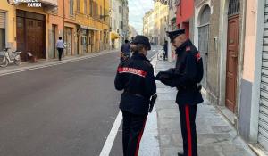Parma: sfonda la saracinesca ed entra in una tabaccheria del centro arraffando il fondocassa e diversi pacchetti di sigarette. Denunciato 32enne starniero