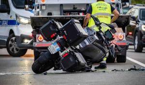 Via Pastrengo, violento scontro tra auto e moto: padre e figlio trasportati al Maggiore