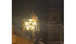 Via Repubblica, c'è già aria di Natale: "prova tecnica" per le nuove luminarie